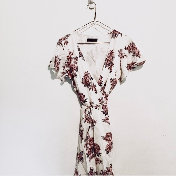 Dresses & Skirts - SALE✨ Floral Wrap Dress